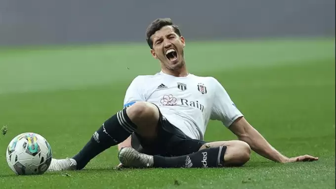 Beşiktaş'ta Salih Uçan maçı yarıda bıraktı! Sakatlık...