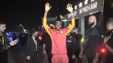 Galatasaray, Kocaeli'de coşkuyla karşılandı: Osimhen üçlü çektirdi!