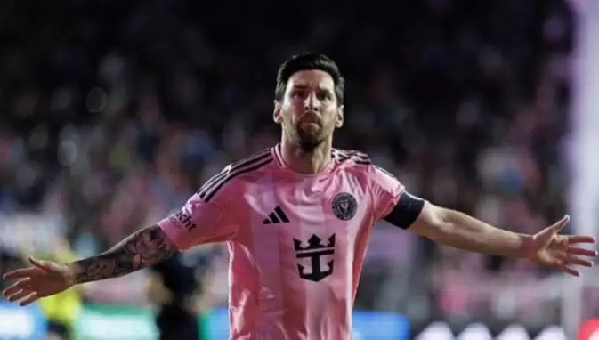 Lionel Messi'den futbol tarihinde bir ilk! 