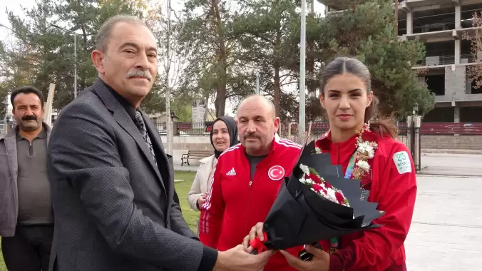 Altın madalyalı boksör Evin Erginoğuz çiçeklerle karşılandı