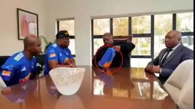 Şampiyon olan futbolculara tam 250.000 dolar verdi