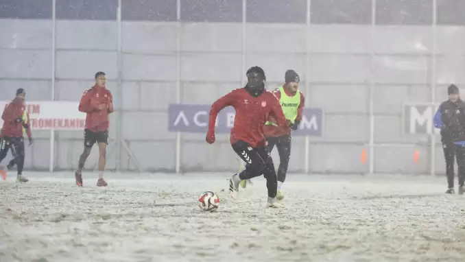 Sivasspor kar altında çalıştı