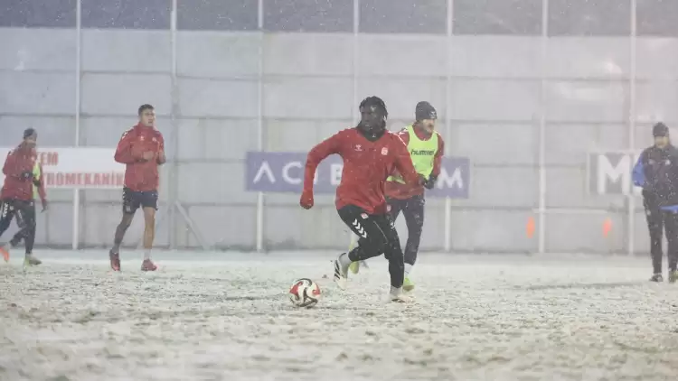 Sivasspor kar altında çalıştı