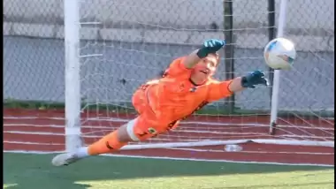 Beşiktaş, Galatasaray'ın da ilgilendiği 16'lık genç kaleciyi deneme antrenmanlarına aldı