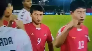 Tokalaşma yerine yumruk! Kuzey Koreli ve Japon oyuncuların selamlaşması olay oldu