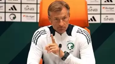 Sosyal medyada gündem oldu: Suudi Arabistan Teknik Direktörü ezan okununca...