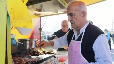 Nereden nereye! Süper Lig'de formasını giydiği takımın stadyumunda şimdi köfte ekmek satıyor