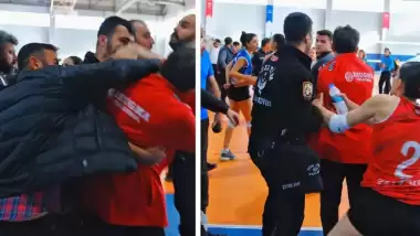 Kimseye aldırış etmedi! Kadın voleybol maçında yumruklu saldırı