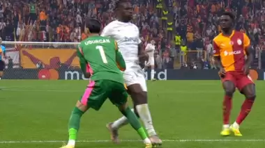 Promise David, Uğurcan Çakır'a yaptığı faul hakkında konuştu! ''Hakem...''