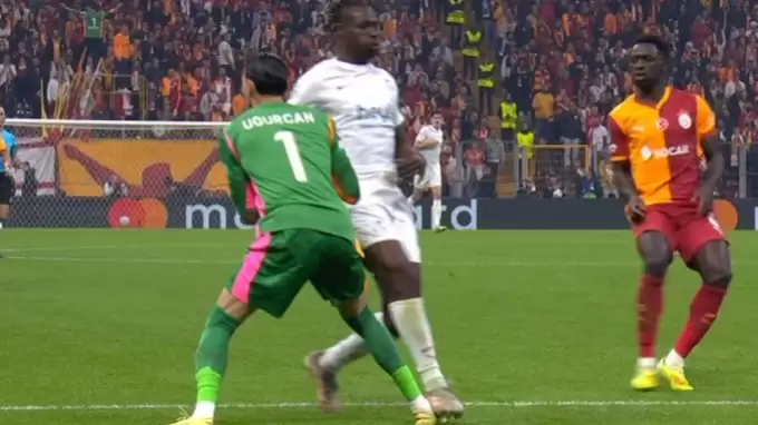 Promise David, Uğurcan Çakır'a yaptığı faul hakkında konuştu! ''Hakem...''