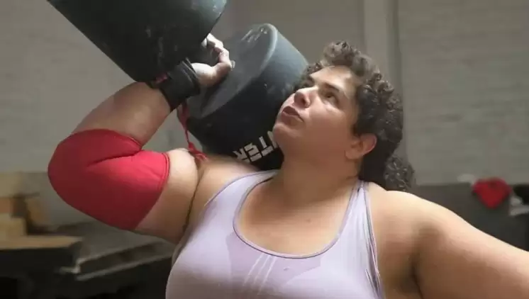 Dünyanın en güçlü kadını erkek çıktı!