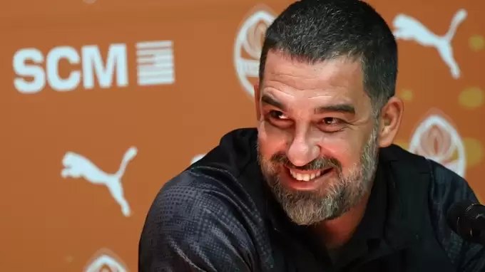 Arda Turan'dan ezeli rakibin kovulan hocası için flaş sözler: "Kıskandığım bir teknik direktör"