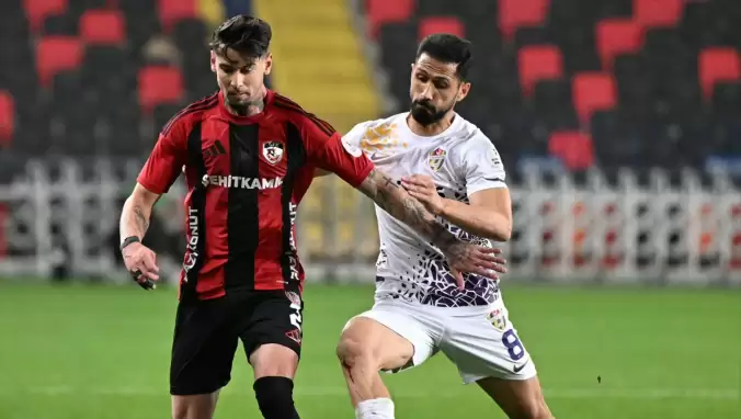 Eyüpspor - Gaziantep FK maçında sıradışı son! Kaleci kavgayı ayırmak isterken gol yedi..