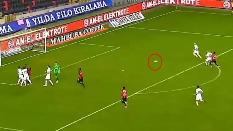 Süper Lig'de ilginç anlar! Herkes kavgayı ayırırken o hücum edip gol attı