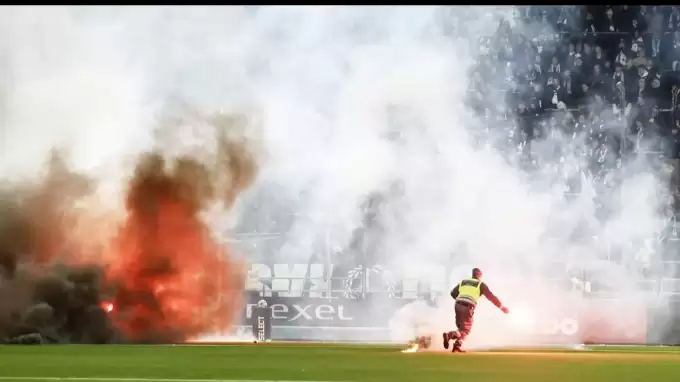 Küme düşen takımın taraftarları stadı yaktı