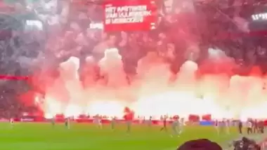 Ajax taraftarı adeta stadı yaktı, hakem maçı erteledi