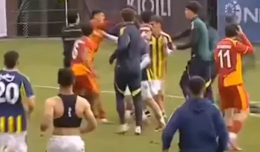Fenerbahçe - Galatasaray U19 derbisinde yumruklu kavga! Saha karıştı...