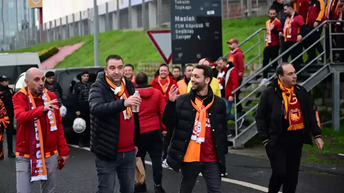 Galatasaray taraftarları derbi için stada geldi