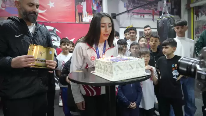 Dünya şampiyonu Asuman'a memleketinde coşkulu karşılama