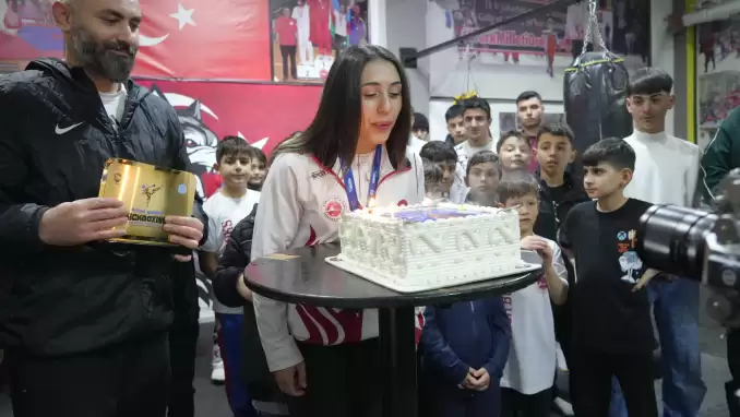 Dünya şampiyonu Asuman'a memleketinde coşkulu karşılama