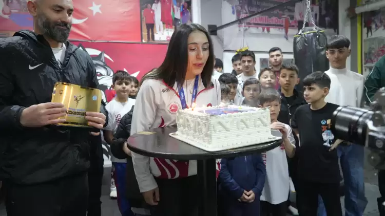 Dünya şampiyonu Asuman'a memleketinde coşkulu karşılama