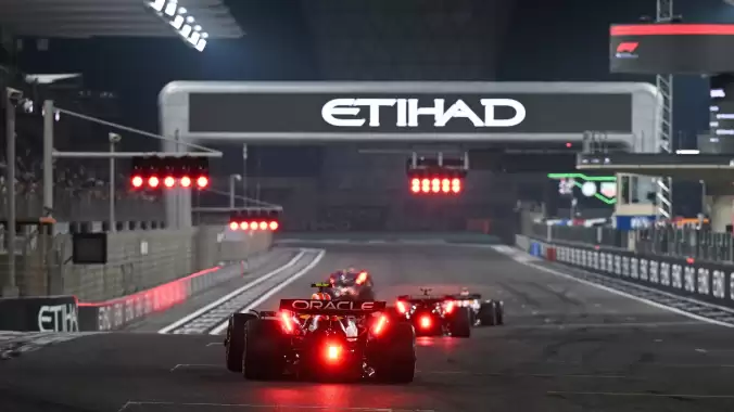 Abu Dabi’de fırtına öncesi son sessizlik! Verstappen pole’ü çaldı, şampiyonluk alev alev!