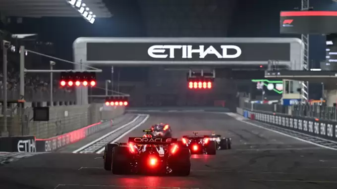 Abu Dabi’de fırtına öncesi son sessizlik! Verstappen pole’ü çaldı, şampiyonluk alev alev!