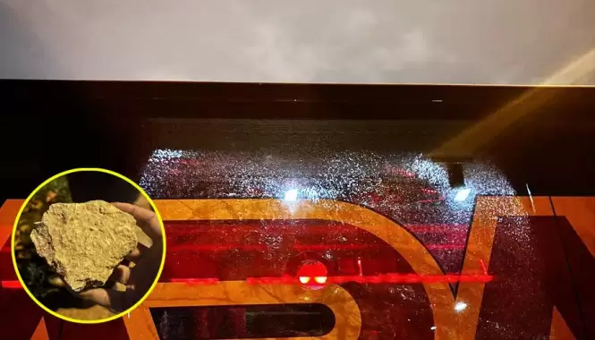 Galatasaray otobüsüne taşlı saldırı