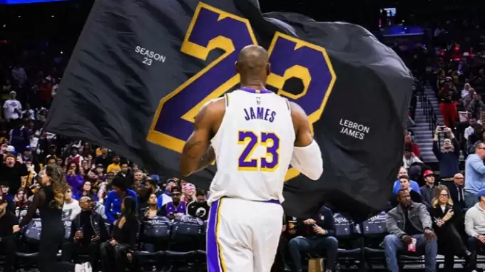 LeBron James yaşlanmayı reddetti: Maçı domine etti!