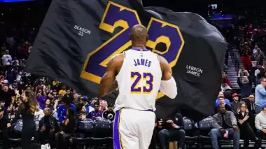 LeBron James yaşlanmayı reddetti: Maçı domine etti!