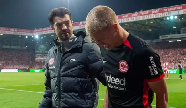 Almanya'da gündem olan haber! Rakip takım futbolcusunu tedavi ettiği için kovuldu