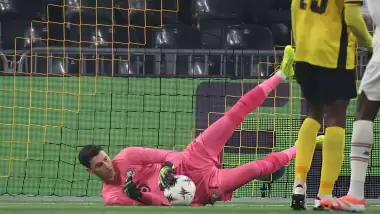 VİDEO | Berke Özer yine penaltı kurtardı! Lille'e yetmedi...