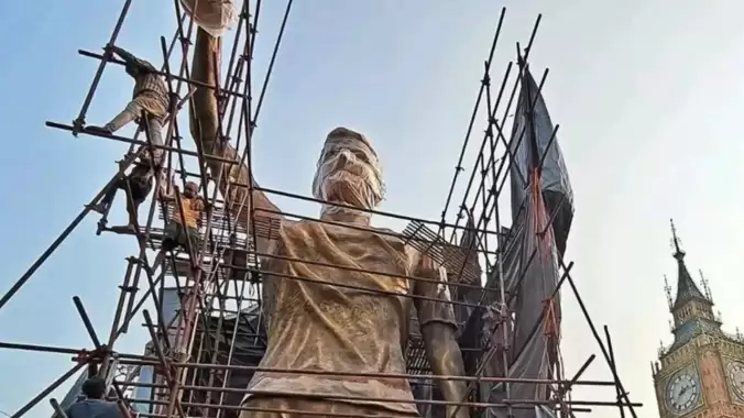 Hindistan’da Messi’nin 21 metrelik dev heykeli ziyarete açıldı