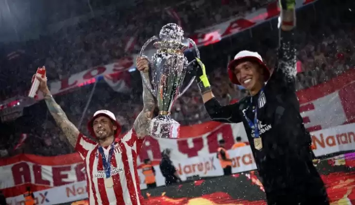 Muslera takımına şampiyonluğu getirdi, kupayı Sosa'yla birlikte kaldırdı