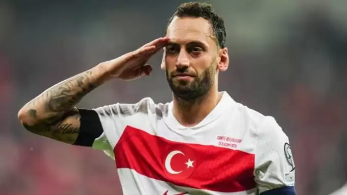 Hakan Çalhanoğlu aşkı bitmedi! İşte bonservisine ayrılan bütçe