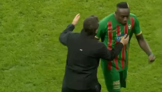 Mbaye Diagne'den galibiyete gölge düşüren hareket! Sarılmak isteyen Sinan Kaloğlu'nu itti...