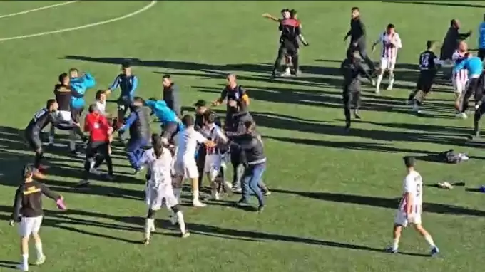 Maç bitti, sahada yumruklar konuştu