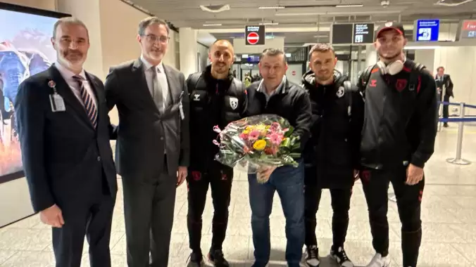 Samsunspor, Almanya'da çiçeklerle karşılandı