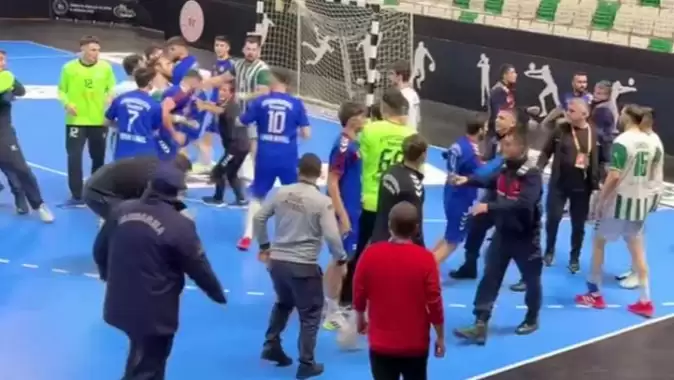 Giresun-Trabzon derbisinde saha karıştı, yumruklar havada uçuştu