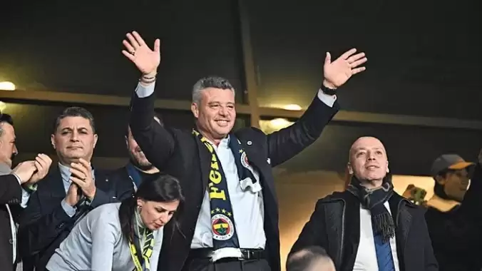 Sadettin Saran, stat önünde bekleyen taraftarları selamladı