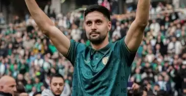 Süper Lig ekibinden ayrıldı, 1 saat sonra yeni takımına imza attı