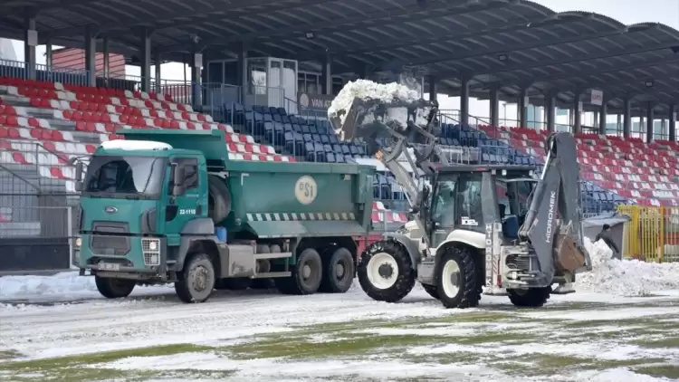 Van'da Boluspor maçı öncesi karla mücadele
