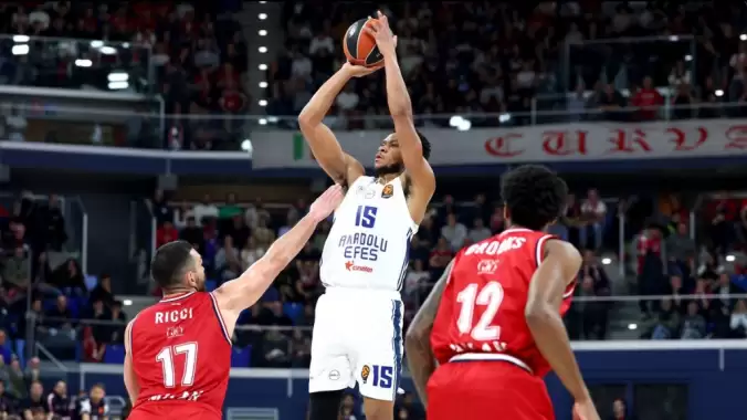 Anadolu Efes İtalya'da maçı 14 sayıdan verdi