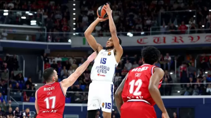 Anadolu Efes İtalya'da maçı 14 sayıdan verdi