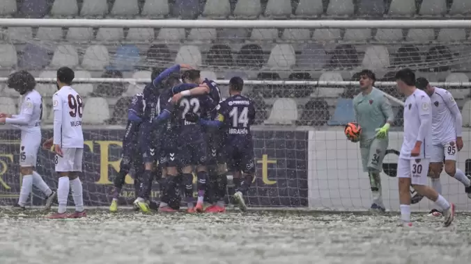 Yoğun kar yağışı altında gol yağmuru! Maç 7 dakika geç başladı, 21 dakika durakladı