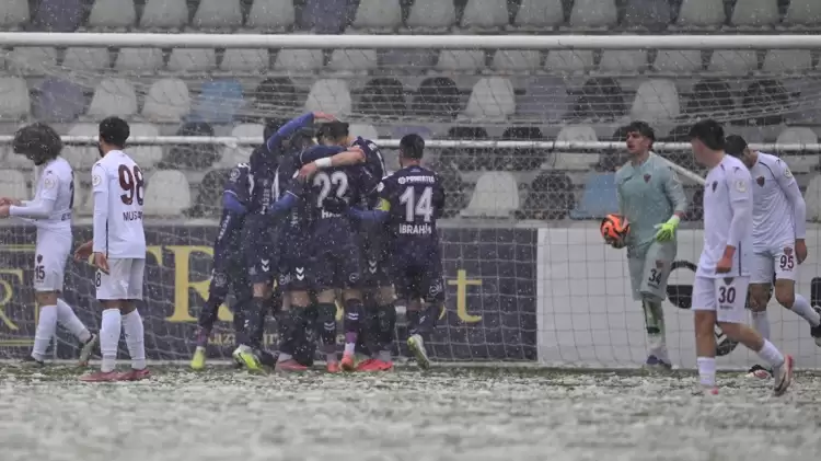 Yoğun kar yağışı altında gol yağmuru! Maç 7 dakika geç başladı, 21 dakika durakladı
