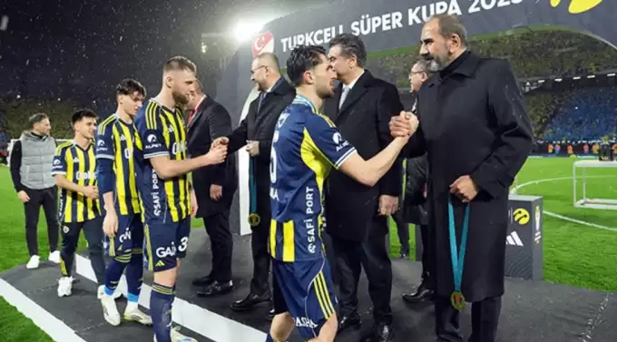 Süper Kupa maçında skandal! Tribünde, TFF yöneticileri arasında kupa kavgası çıktı