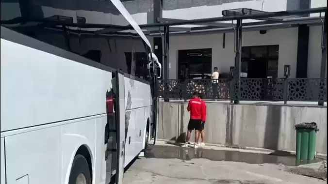 Hesabı ödeyemedikleri için restoranda rehin kalan takıma şok ceza