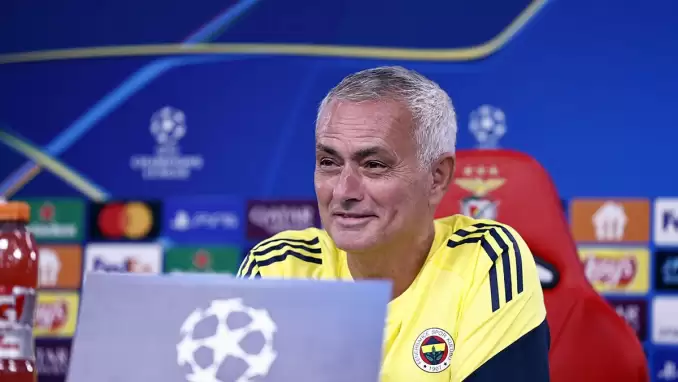 Fenerbahçe'nin eski yıldızı Jose Mourinho'yu topa tuttu: "Karakteri eksik, sözünün eri değil!"