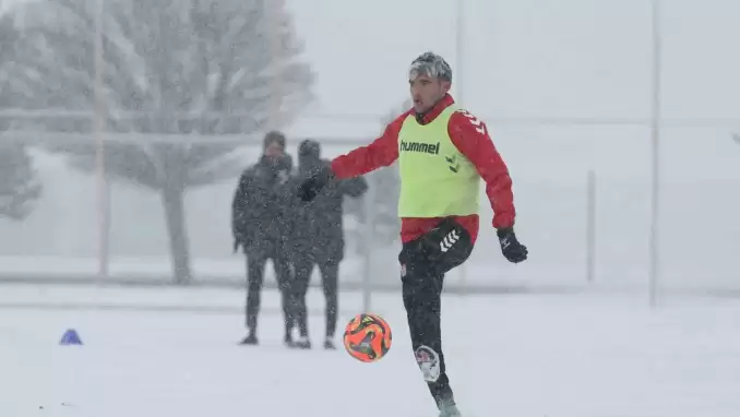 Sivasspor, yoğun kar sebebiyle kapalı sahada çalıştı